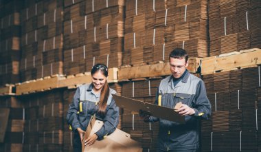 bir fabrikada kutusu yapımı