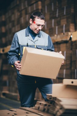 bir fabrikada kutusu yapımı