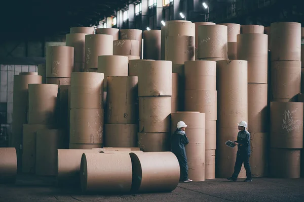 Dans une usine de papeterie — Photo