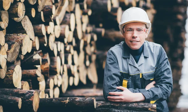 Houten werknemer opslag — Stockfoto