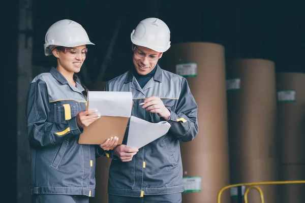 Travailleurs dans une usine de papeterie — Photo