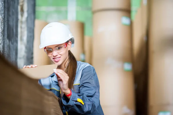 Papier molen fabrieksarbeider — Stockfoto