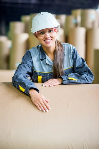 Papier molen fabrieksarbeider — Stockfoto