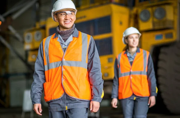 Worker in front of a bug truck — Stock Photo, Image