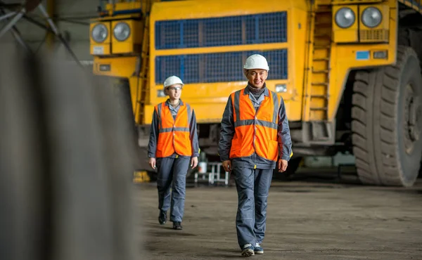 Werknemer tegenover een bug-vrachtwagen — Stockfoto