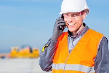 çalışan cep telefonu konuşma