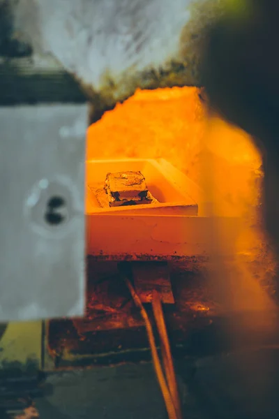 Melting gold at a mill — Stock Photo, Image