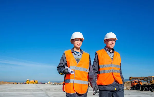 Twee ingenieurs van start-en landingsbaan luchthaven — Stockfoto