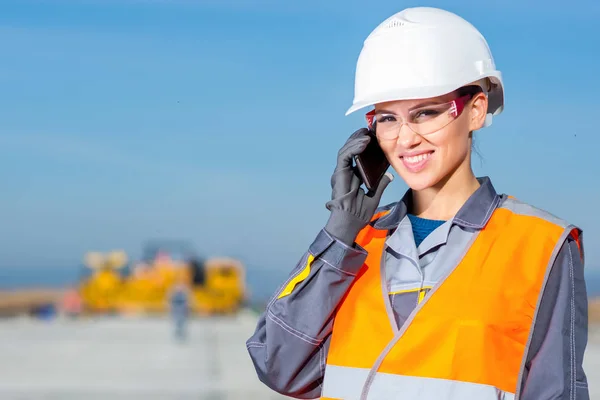 Trabajador teléfono celular hablar — Foto de Stock