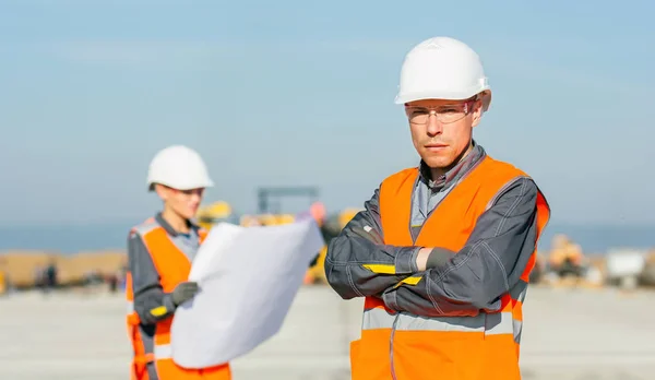 Dos ingenieros en la pista del aeropuerto —  Fotos de Stock