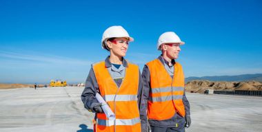 Havaalanı pist adlı iki mühendis