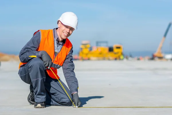 Trabajador medida construcción —  Fotos de Stock