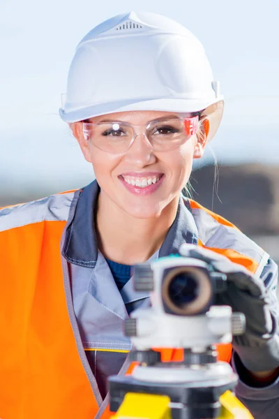 Agrimensor con nivel de teodolito — Foto de Stock