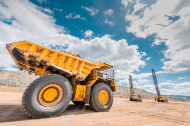 büyük sarı maden kamyonu