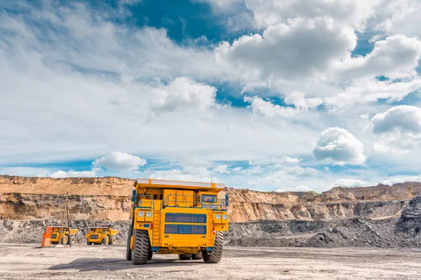 Grande camion minerario giallo — Foto Stock