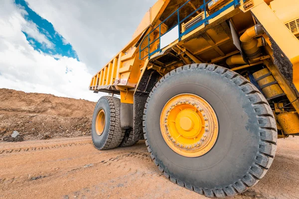 Camión minero amarillo grande — Foto de Stock