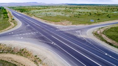 Yukarıdan kesişen yol