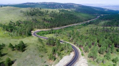 Üstten kıvrımlı yol