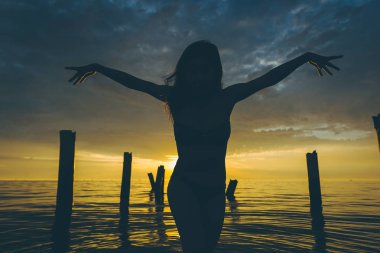 dansçı su günbatımı