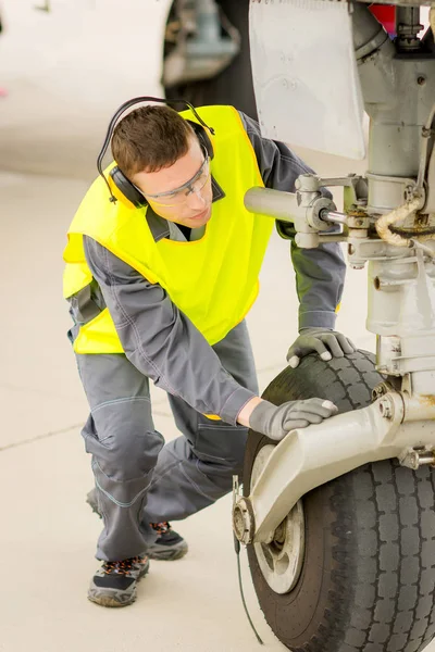 Luchthaven werknemer monteur — Stockfoto