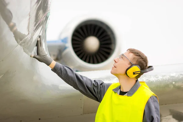 De luchthaven van de mannelijke werknemer — Stockfoto