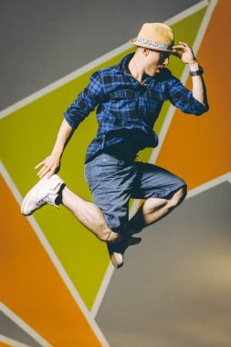 dışında sokak dansçısı