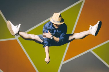 dışında sokak dansçısı