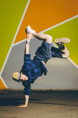 dışında sokak dansçısı