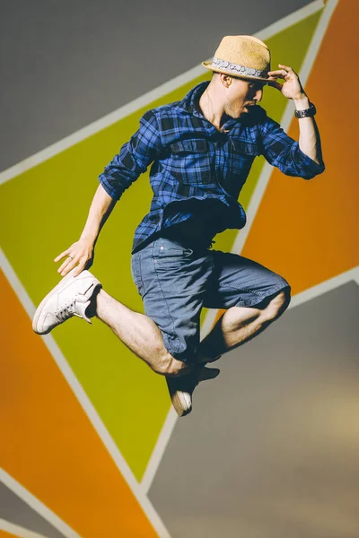 dışında sokak dansçısı