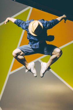 dışında sokak dansçısı