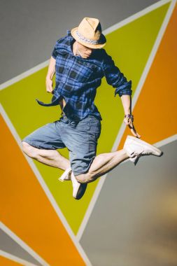 dışında sokak dansçısı