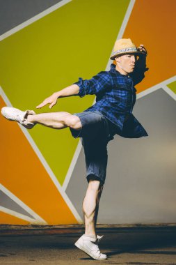 dışında sokak dansçısı