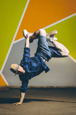 dışında sokak dansçısı