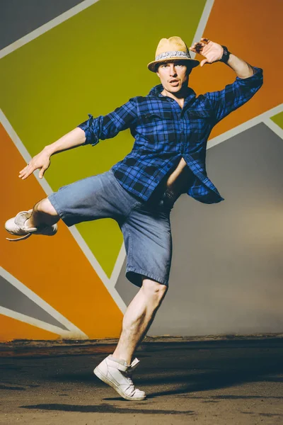 dışında sokak dansçısı