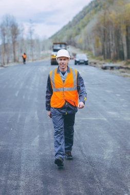 erkek işçi yol inşaatı