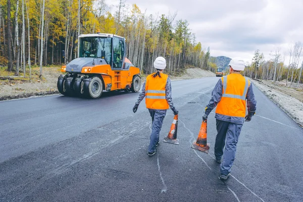 Cone worker asphalting — Stock Photo, Image