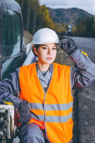 Mujer trabajadora construcción de carreteras — Foto de Stock