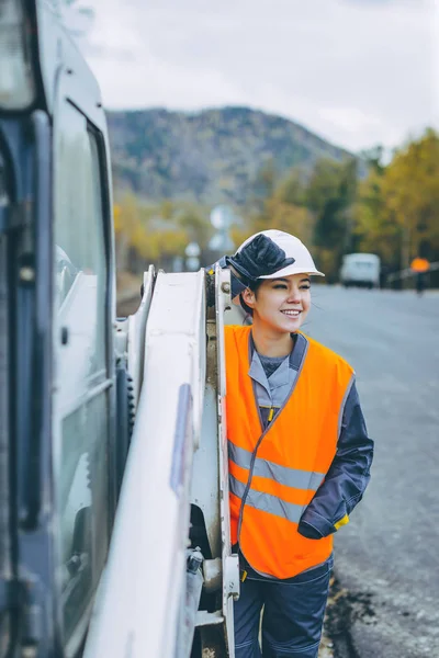 kadın işçi yol inşaatı