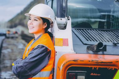 kadın işçi yol inşaatı