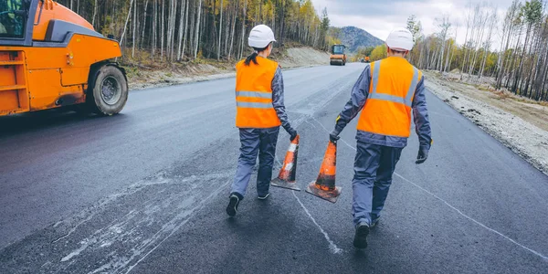 Cone worker asphalting — Stock Photo, Image