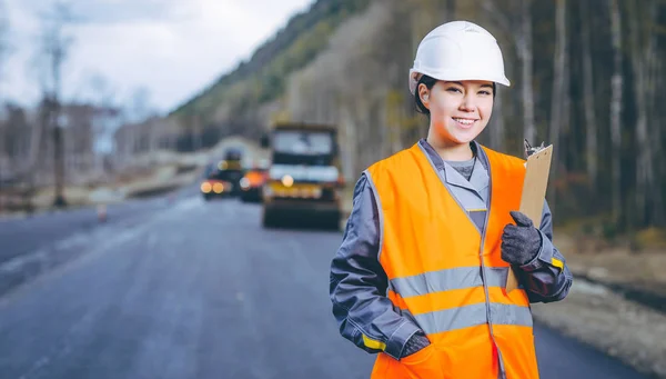 Mujer trabajadora construcción de carreteras —  Fotos de Stock