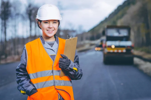 Mujer trabajadora construcción de carreteras —  Fotos de Stock