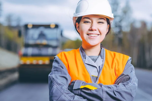 Mujer trabajadora construcción de carreteras — Foto de Stock