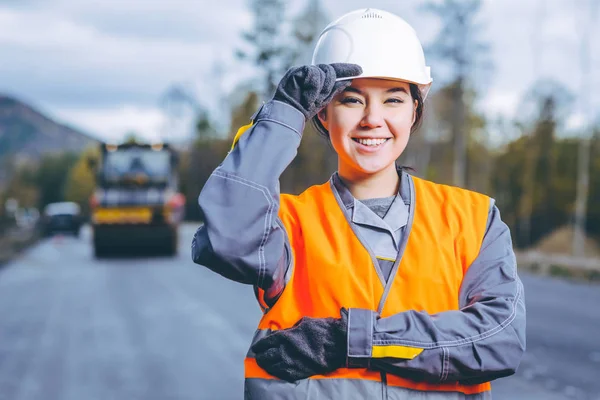 Mujer trabajadora construcción de carreteras — Foto de Stock