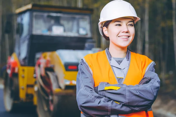 Mujer trabajadora construcción de carreteras — Foto de Stock