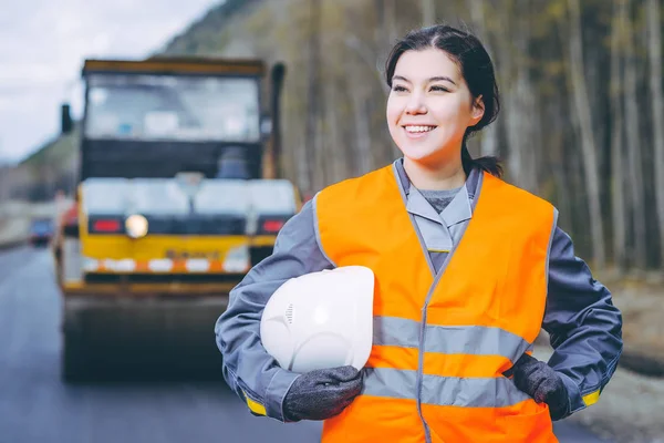Mujer trabajadora construcción de carreteras —  Fotos de Stock