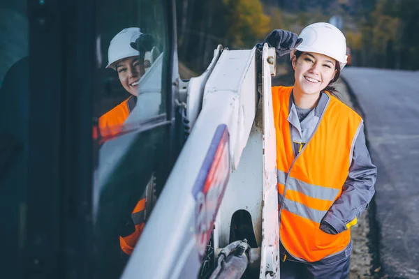 kadın işçi yol inşaatı