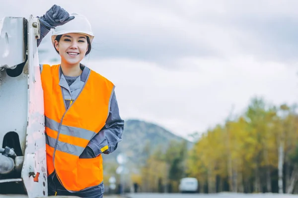 Mujer trabajadora construcción de carreteras —  Fotos de Stock