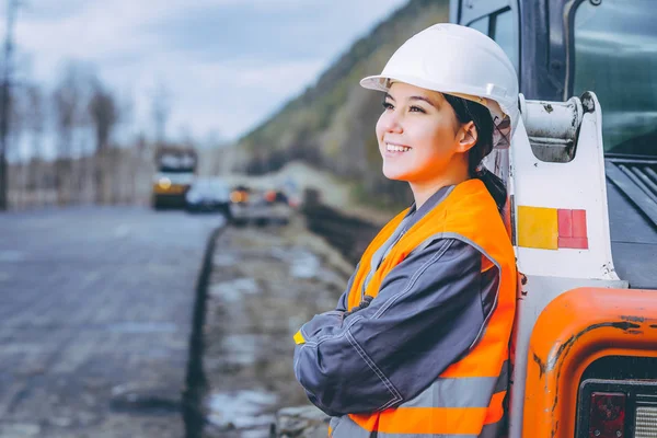 Mulher trabalhador construção de estradas — Fotografia de Stock