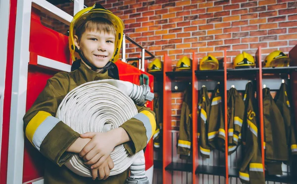 Παιδί πυροσβέστης παιχνίδι — Φωτογραφία Αρχείου
